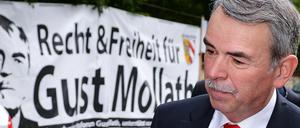 Gustl Mollath vor dem Landgericht Regensburg . Hinter ihm ein Banner mit der Aufschrift "Recht &amp; Freiheit für Gustl Mollath".