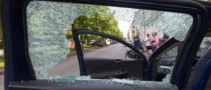 Randale während des G20-Gipfels in Hamburg: Eingeschlagene Scheibe eines Autos im Stadtteil Altona