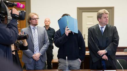 Der Angeklagte Sascha K. (l) steht neben seinem Anwalt Peter Jacobi (r) und einem Referendar aus der Kanzlei von Jacobi vor Prozessbeginn am 05.11.2015 im Gerichtssaal des Strafjustizgebäudes in Hamburg.