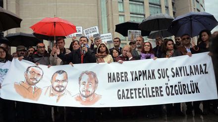 "Nachrichtenmachen kann kein Verbrechen sein" – Menschen protestieren im Herbst 2017 vor einem Gericht in Istanbul für die Freilassung inhaftierter Journalisten.