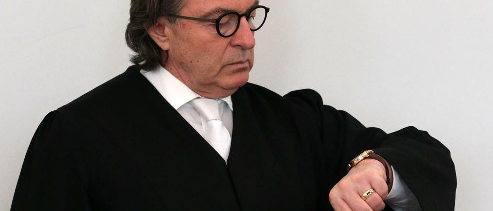 Der Auschwitz-Prozess gegen den 95 Jahre alten Mandanten des Wahlverteidigers Peter-Michael Diestel am Landgericht Neubrandenburg vertagt worden.  