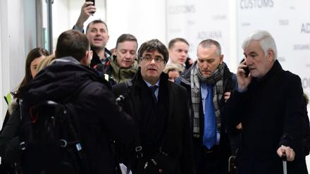 Der katalanische Ex-Regionalchefs Carles Puigdemont trifft in Kopenhagen am Flughafen an. 