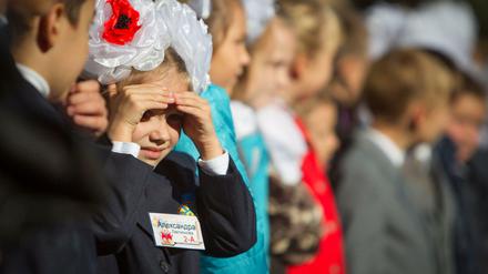 In der Ostukraine begann mit Verspätung das neue Schuljahr. Das Land versucht, zur Normalität zurückzukehren. Doch der demokratische Umbruch gestaltet sich schwierig.