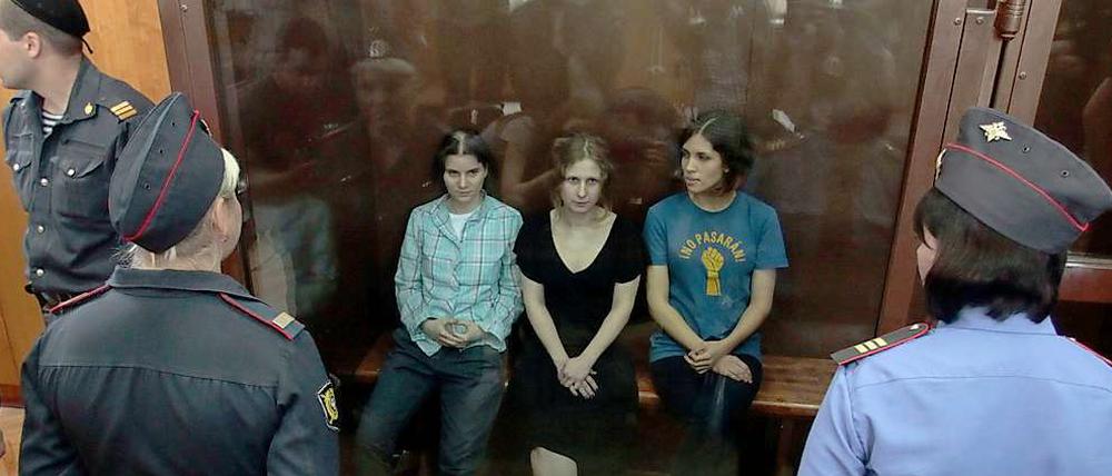 Zwei Jahre Straflager - so lautet das Urteil gegen die drei Mitglieder der Punkband Pussy Riot.