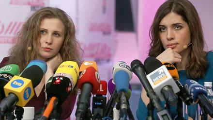 Nadeschda Tolokonnikowa und ihre Kollegin aus der Band Pussy Riot, Maria Alechina, traten am Freitag vor die Presse.