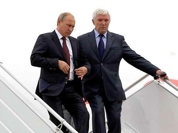 Wladimir Putin (links) trifft, begleitet vom Botschafter seines Landes in Weißrussland, Alexander Surikov, in Minsk ein