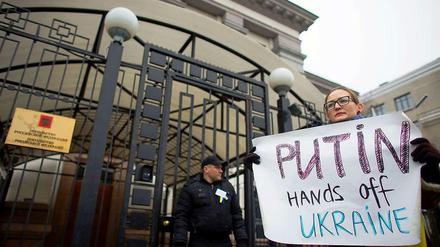 "Putin, Hände Weg von der Ukraine" Eine Protestlerin vor der russischen Botschaft in Kiew.