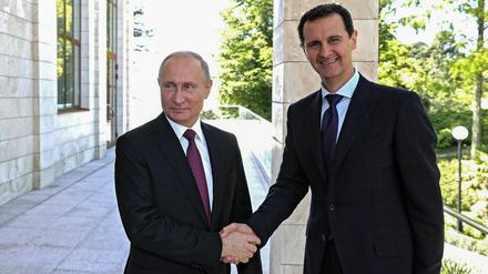Wladimir Putin begrüßt Baschar al-Assad in Sotschi.