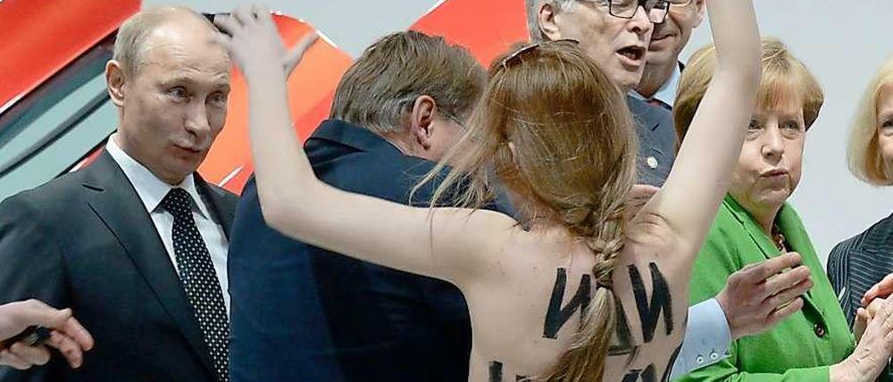 Ist da etwa jemand erfreut über so viel nackte Haut? Barbusige Aktivistinnen haben auf der Hannover Messe gegen Wladimir Putin demonstriert.