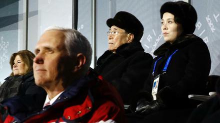 Nah und doch so fern. US-Vizepräsident Mike Pence (vorne) saß bei der Olympia- Eröffnungsfeier vor Kim Yo Jong (oben rechts), der Schwester des nordkoreanischen Diktators.
