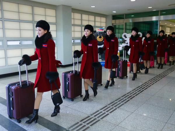 Mitglieder der Delegation aus Nordkorea, die zur staatlich trainierten Anfeuerungsgruppe gehören, kommen im Grenzort an.