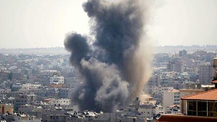 Eine Explosion in Rafah, nach palästinensischen Augenzeugenberichten ein Luftschlag der israelischen Armee auf drei Hamas-Kommandeure.
