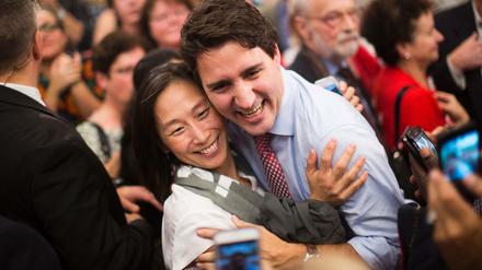 Volksliebling. Justin Trudeau umarmt Kanada. Und seine Landsleute umarmen zurück.