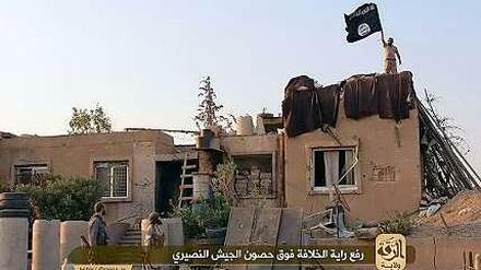 Ein von den Dschihadisten in Umlauf gebrachtes Bild zeigt mutmaßliche IS-Kämpfer auf einem Gebäude des umkämpften Armeestützpunktes in Rakka.