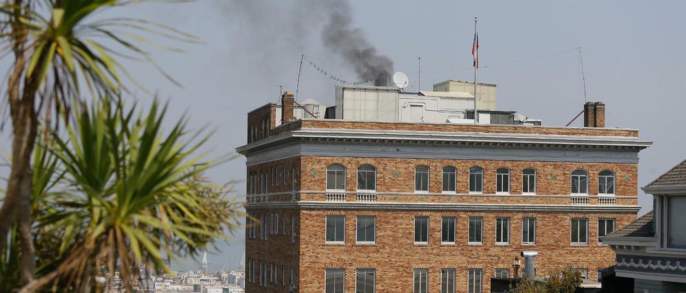 Schwarzer Rauch steigt am Freitag aus dem russischen Konsulat in San Francisco auf. 