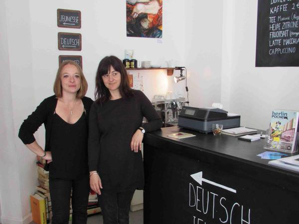 Cristina Rodrigues (r) und Laëtitia Oxoby in ihrer Buchhandlung, dem Raum B, in Neukölln. 