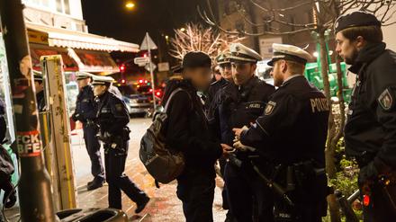 Polizisten kontrollierten bei einer Razzia im so genannten "Maghreb-Viertel" in Düsseldorf mehr als 290 Personen. 