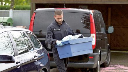 Ein Ermittler trägt am 6. Mai 2015 in Augsburg Beweismittel aus der Wohnung eines Verdächtigen.