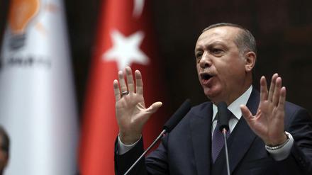 Der türkische Präsident Recep Tayyip Erdogan spricht im Parlament in Ankara. 