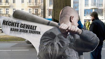 "Rechte Gewalt kann jeden treffen", steht auf einem Aufsteller geschrieben, aufgenommen in Berlin. 