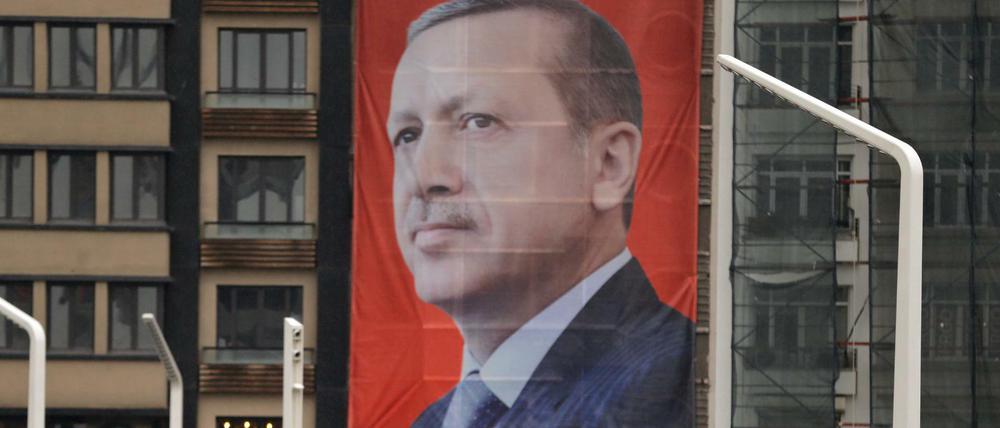 Ein großes Plakat mit einem Porträtfoto des türkischen Präsidenten Recep Tayyip Erdogan hängt am Taksim-Platz in Istanbul.