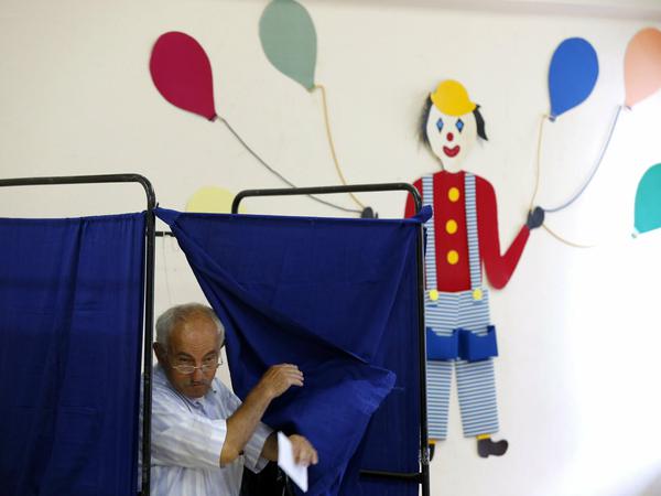 Ein Grieche bei der Stimmabgabe für das Referendum in Athen