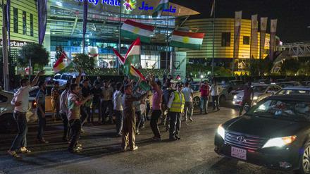 Menschen feiern am 27. September in Erbil das Ergebnis des Referendums. Die Kurden im Nordirak haben sich in dem umstrittenen Referendum mit überwältigender Mehrheit für eine Unabhängigkeit ausgesprochen. 