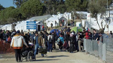 Migranten in einem neuen Flüchtlingslager auf der griechischen Insel Lesbos. 