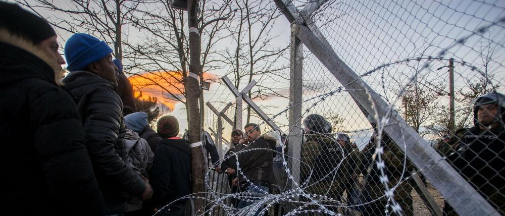Flüchtlinge warten an der Grenze zwischen Mazedonien und Griechenland.
