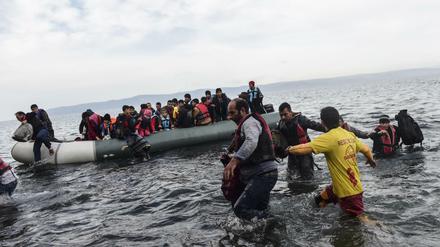 Sie sind in Sicherheit: Flüchtlinge kommen am Dienstag auf der griechischen Insel Lesbos an.