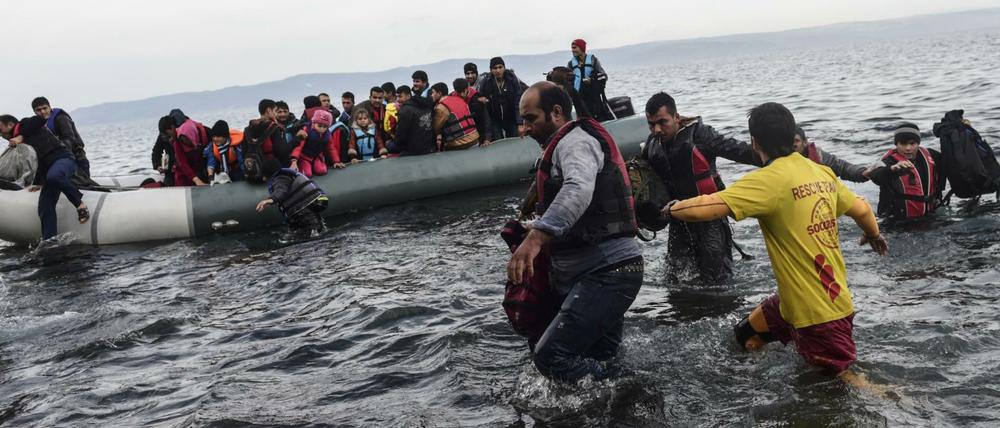 Sie sind in Sicherheit: Flüchtlinge kommen am Dienstag auf der griechischen Insel Lesbos an.