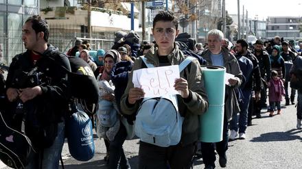 Flüchtlinge in Griechenland. Migranten machen sich in Athen von einem ehemaligen Flughafen, der als Aufnahmelager dient, auf den Weg zum Bahnhof.