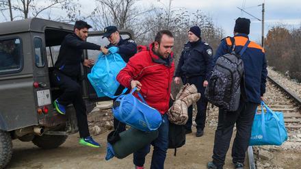 Mazedonien greift durch. Flüchtlinge, die nicht belegen können, dass sie aus Syrien stammen, werden an die Grenze nach Griechenland zurückgebracht. 