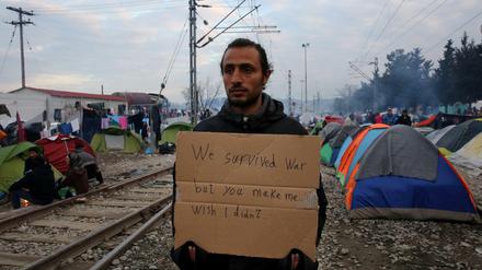 Stiller Protest. Ein Flüchtling aus Syrien protestiert in Idomeni dagegen, dass es im Norden Griechenlands kein Weiterkommen gibt.