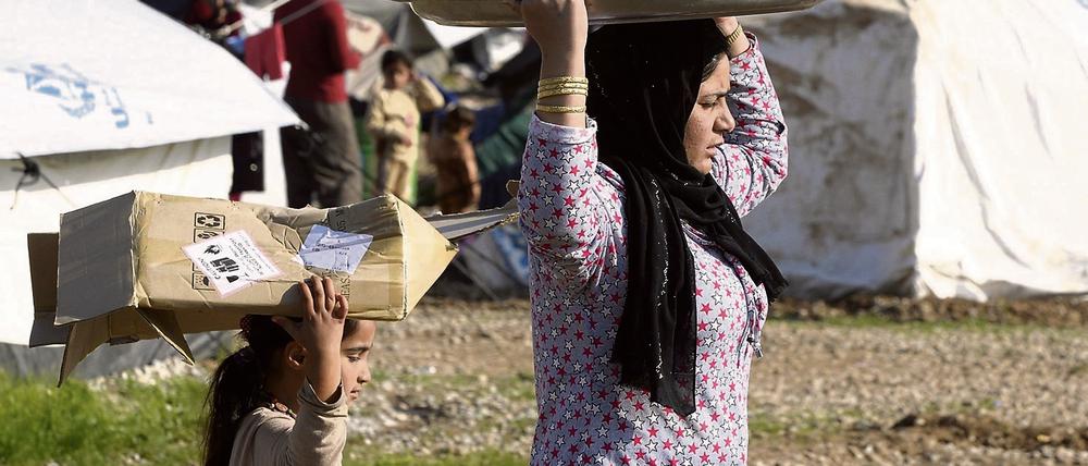 Wer flihen kann, flieht: Jesiden in einem Flüchtlingscamp im Irak.
