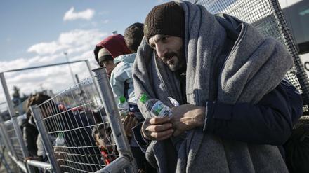 Flüchtlinge aus Syrien warten vor einem Flüchtlingslager im griechischen Idomeni an der Grenze zu Mazedonien.