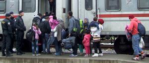 Flüchtlinge steigen in Kroatien einen Zug, der sie nach Slowenien bringt. 