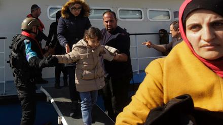 Flüchtlinge gehen im griechischen Mytilini von Bord, nachdem sie von einem Boot der EU-Grenzschutzagentur Frontex zwischen Lesbos und der türkischen Küste gerettet wurden.