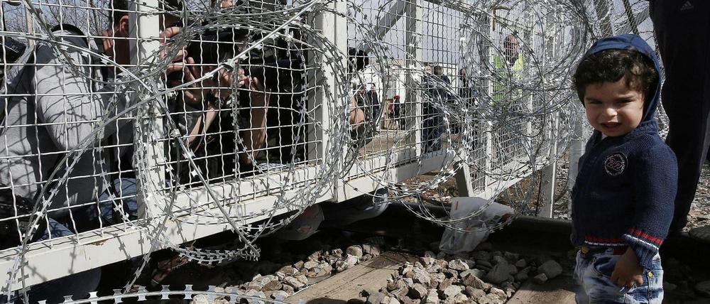 An der griechisch-mazedonischen Grenze bei Idomeni. Nach griechischen Medienberichten warten mittlerweile mehr als 10 000 Migranten auf der griechischen Seite der Grenze. 