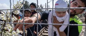 Flüchtlinge an der mazedonisch-griechischen Grenze. 