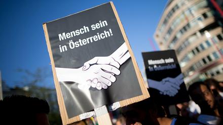 Plakat bei einer Demonstration für die Aufnahme von Flüchtlingen in Wien