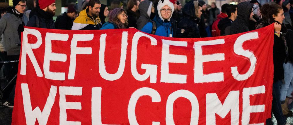 Der Slogan wurde auch bei einer Demonstration gegen die Verschärfung des Asylrechts im Oktober in Hamburg verwandt.