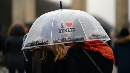 I love Berlin steht auf dem Regenschirm der italienischen Touristinnen - aber wie lange wird dieses Gefühl noch halten? 