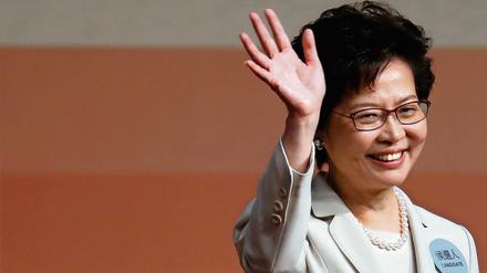 Überschattet von Protesten ist in Hongkong die bisherige Verwaltungschefin Carrie Lam zur neuen Regierungschefin der chinesischen Sonderverwaltungsregion gekürt worden. 