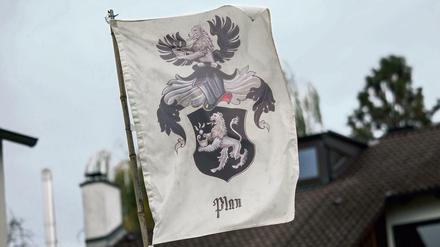 Auf dem Grundstück eines sogenannten "Reichsbürgers" ist im Oktober 2016 in Georgensgmünd (Bayern) eine Flagge mit der Aufschrift "Plan" zu sehen.