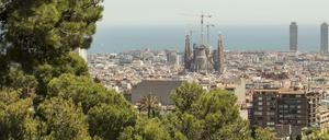 Aussicht vom Park Güell auf die Stadt Barcelona mit der Basilika Sagrada Familia. 
