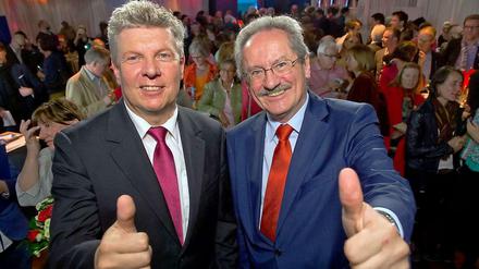 Der zukünftige Münchner Oberbürgermeister und der scheidende: Dieter Reiter (l.) und Christian Ude (beide SPD) bei der SPD-Wahlparty in München.