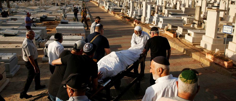 Freunde und Verwandte beerdigen Ido Ben Ari, der am Mittwoch in Tel Aviv von palästinensischen Terroristen ermordet worden war. 