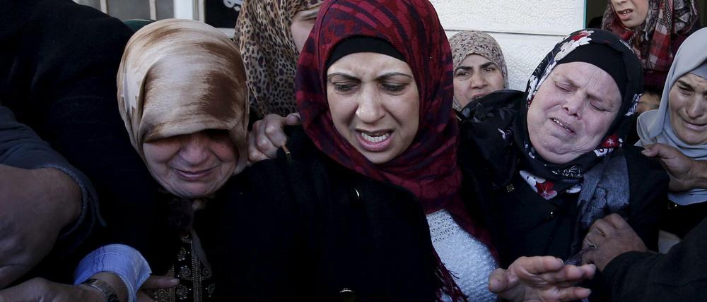 Angehörige eines Mannes, der Israelis angegriffen haben soll, an dessen Grab in Ramallah: der totale Zusammenbruch der palästinensischen Verwaltung droht