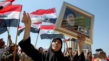 Ob Religion Entwicklungsprozesse befördert oder bremst, ist von Ort zu Ort verschieden. Das Foto zeigt eine Frau bei einer Demonstration von Schiiten im Irak, die gegen den Islamischen Staat mobilisieren. 